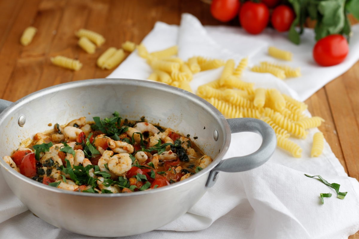 pasta pomodorini gamberi e rucola